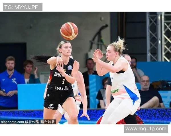 德国女足对决丹麦女足激战正酣精彩瞬间不容错过