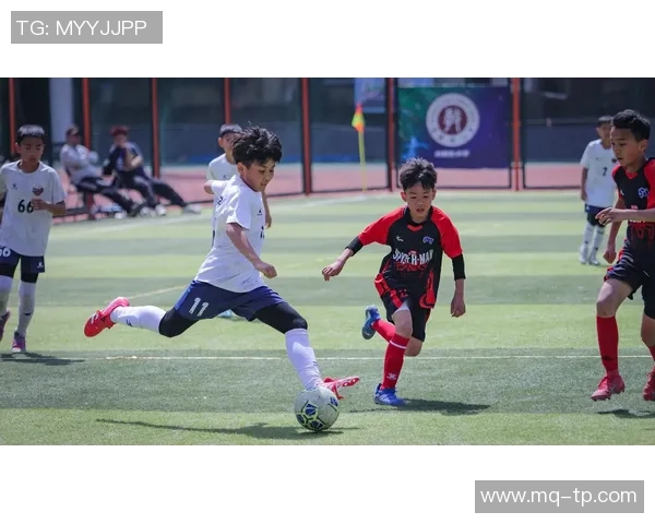 格雷茨卡的足球之路:从青训到德甲巨星的成长历程与成就分析 格雷茨卡的足球之路:从青训到德甲巨星的成长历程与成就分析