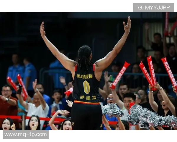 深圳篮球队技术争议引发热议球迷与专家各执己见分析战术选择